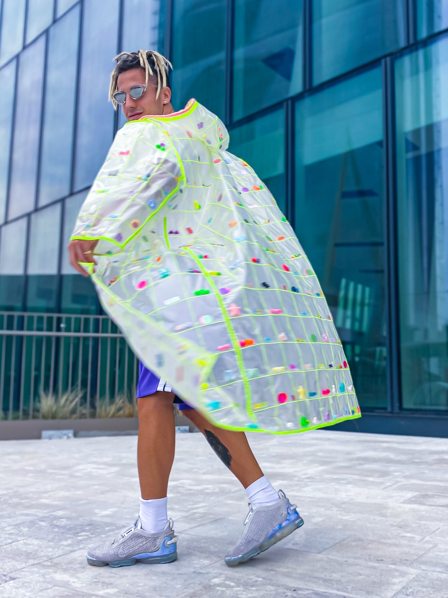 e-boy look transparent raincoat street style